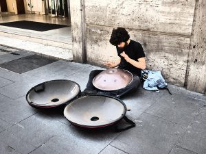 هنگ درام ، سازی محبوب برای نوازندگان خیابانی