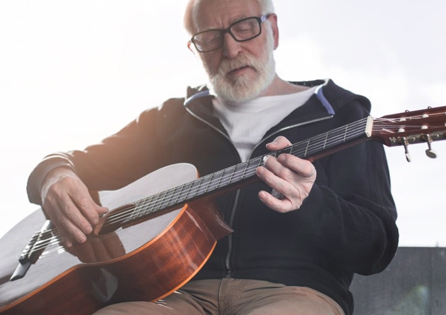آیا برای یادگیری گیتار خیلی پیر شده ام؟
